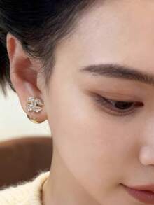 两件套奢华闪亮双C香槟色仿珍珠耳环，百搭优雅，适合女性佩戴，可用于派对、日常佩戴、约会等场合，是送给女友、家人和朋友的绝佳礼物。 - 香檳色珍珠 - 查看 2