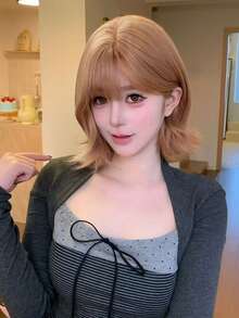 alicegarden Tóc giả tổng hợp dài 12 inch với kiểu tóc xoăn tự nhiên màu kaki tuyệt đẹp. Được thiết kế có mái, tóc giả này được làm từ sợi chịu nhiệt để đảm bảo độ bền. Bộ tóc giả này hoàn hảo để sử dụng hàng ngày, mang lại vẻ ngoài tự nhiên và chân thực. - Màu Khaki - Xem 4