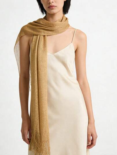 1条女士纯色金色流苏围巾，时尚百搭，适合外出、派对、万圣节、圣诞节等场合。