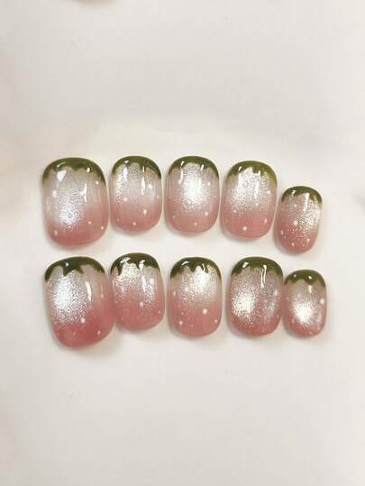 10片纯手工制作美甲贴片，短款椭圆形美甲，粉色系，温柔少女风，粉色渐变猫眼图案，手绘草莓波点，可爱简约田园风美甲贴片，适合女性和女孩，春夏秋冬节日派对及日常生活使用。