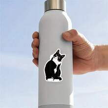 1 PIEZA Pegatina decorativa de vinilo impermeable y duradera de 3 pulgadas con un retrato realista y adorable de un gato tuxedo negro y blanco de ojos amarillos, en un estilo kawaii y viral de meme de gato, ideal para laptop, teléfono, botella de agua, monopatín, casco, diario, coche, cuaderno, dormitorio, equipaje de viaje, regalo perfecto para adolescentes, niños y amantes de los gatos de 13 a 30 años - 3*2,01 pulgadas - Ver 4