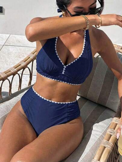 Bộ bikini cạp cao thời trang dành cho nữ, gồm áo hai dây, viền bèo nhún và đường viền tương phản, chất liệu co giãn vừa phải, thích hợp cho kỳ nghỉ hè trên bãi biển.