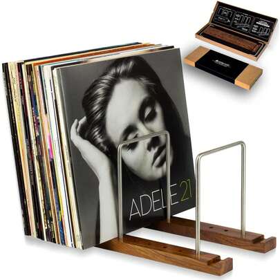 Robusto supporto per dischi in legno massello di noce per 75 LP con display integrato "in riproduzione", design elegante e superficie di presentazione per album in vinile.