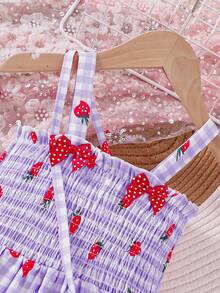 Đầm hai dây kiểu dáng dễ thương cho bé gái, họa tiết dâu tây kẻ caro hình trái tim, viền bèo nhún và nơ thắt cổ, thích hợp cho kỳ nghỉ hè, kèm túi đeo chéo viền hoa cùng màu, phù hợp cho mùa xuân/hè. - Màu tím - Xem 3