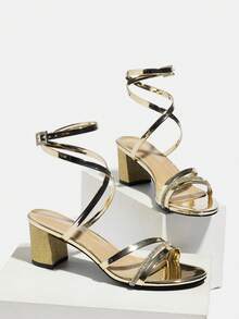 这款女士高跟鞋设计优雅，采用交叉绑带、镂空设计，饰有水钻搭扣踝带和金属点缀，圆头露趾，粗跟，适合派对、宴会、度假、打造优雅淑女风，也适合夜店和约会等场合。 - 彩色 - 查看 5