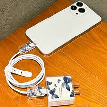 四合一充电器保护套装：包含充电器适配器保护套、线缆保护套和带有蓝色蝴蝶图案及标语设计的硅胶整理带，全面保护充电器免受跌落和刮擦，兼容苹果20W充电器 - 彩色 - 查看 4