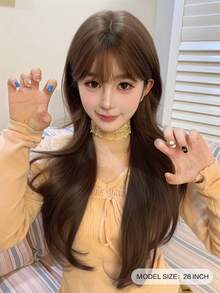 alicegarden 这款28英寸长的合成假发，拥有自然波浪卷发造型，呈现迷人的棕色。它带有刘海设计，并采用耐热纤维制成，确保经久耐用。这款假发非常适合日常佩戴，能够打造自然逼真的效果。 - 棕色 - 查看 3