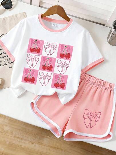 一套樱桃蝴蝶结印花圆领T恤和短裤套装，适合少女穿着，舒适简约设计，适合春夏季节。