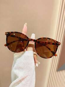 1 paire de lunettes de soleil rondes imprimé léopard pour hommes et femmes, convenant aux tenues, aux voyages, aux accessoires d'été, au style sportif, à la conduite, aux festivals, à la plage, aux festivals de musique, aux sorties en famille, avec protection UV, au golf, à la randonnée, aux tenues élégantes, aux accessoires de style de rue, à l'atmosphère des vacances, aux sports, aux fêtes, aux activités de plein air, au style de rue, à la pêche, aux activités de plein air, aux vacances, à la protection solaire - thé imprimé léopard - Voir 2