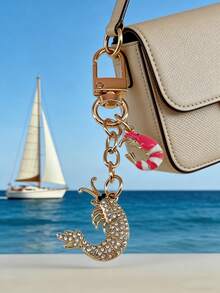 This Alloy Bag Charm Features A Beach Theme, With A Chameleon Perched On A Coconut Tree. The Coconut Tree, Laden With Fruit, Paired With The Three-Dimensional, Curled-Up Chameleon, Perfectly Captures The Essence Of A Beach Vacation. It Can Be Used As A Bag Charm, A Car Keychain, Or A Small Gift For Family And Friends. - Gold - View 2