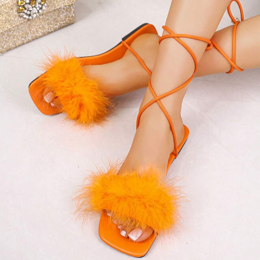 新款春夏时尚平底塑料方头仿毛皮凉鞋，性感优雅皮革系带铃铛休闲凉鞋，适合居家、通勤、约会、度假、海滩、露营、情人节、万圣节、新年、女士节、返校季、节日等场合，是理想的礼物之选。