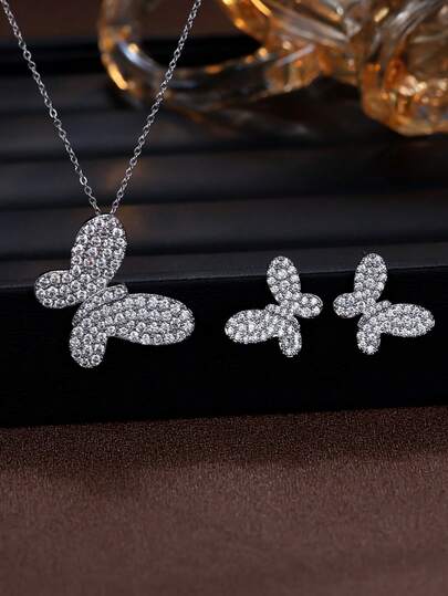 Bộ 2 món thiết kế hình bướm, kiểu dáng tối giản sang trọng, gồm dây chuyền và bông tai lấp lánh, thích hợp làm quà tặng và đeo hàng ngày cho phụ nữ.
