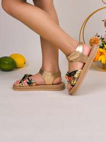 1双儿童平底双层凉鞋，金色和黑色金属光泽，饰以鲜艳的热带花卉图案缎带，透气露趾渔夫鞋设计，可调节踝带，1.5英寸厚蝴蝶结，亲子同款，魔术贴搭扣方便穿脱，柔软舒适的厚鞋底，轻便透气，适合夏季穿着，适合3-14岁女孩，可与妈妈一起穿着，适合户外、海滩、假日出行。 - 彩色 - 查看 5