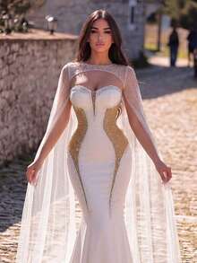 Faeriesty 这款魅力四射的美人鱼婚纱，饰以闪亮水钻，搭配轻盈飘逸的披肩和曳地长裙——是婚礼、正式晚宴、颁奖典礼和红毯活动的理想之选。白色春日 - 白色 - 查看 4