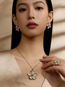 一套全新欧美时尚五瓣立体花朵吊坠项链、耳环、金戒指女士首饰套装。甜美优雅珐琅蛋花不锈钢项链，简约奢华女士金饰，适合女士宴会、派对、休闲场合佩戴。 - 首飾套裝 - 查看 3