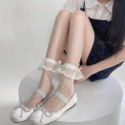 1双蕾丝边女士薄款透明玻璃丝中筒袜，带蝴蝶结装饰，透气网眼设计，适合春、夏、秋、冬四季穿着。吸湿排汗，柔软顺滑。一年四季皆可穿着，适用于度假、运动、休闲、商务等各种场合。