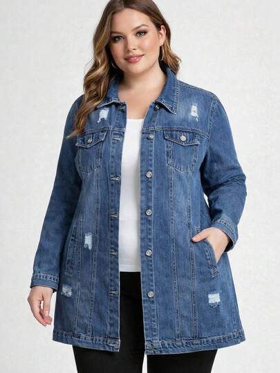 Jaqueta jeans azul plus size longa, modelagem solta, gola com botões, 4 bolsos, corte reto, comprimento até o meio da coxa, estilo casual, primavera/verão.
