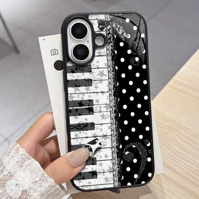 钢琴圆点拼接手机壳，兼容苹果11/11Pro/11ProMax、12/12Pro/12ProMax、13/13Pro/13ProMax、14/14Pro/14ProMax、15/15Pro/15ProMax、16/16Pro/16ProMax、17/17Pro/17ProMax。材质与设计：黑色防震玻璃外壳，钢琴键盘和圆点元素拼接而成，饰以音符、星星和蕾丝蝴蝶结，兼具复古优雅与艺术美感。