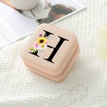 1个花卉字母首饰盒，A-Z字母旅行首饰盒，伴娘，结婚礼物，字母戒指盒，女士礼品盒，PU皮革首饰盒（适用于戒指、吊坠、耳环、项链等） - 女孩和女士礼品盒。 - Floral Alphabet - 查看 51