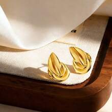 European And American Fashion Personalized Wing Earrings, Exaggerated French Elegant Stainless Steel Earrings - Gold - View 3