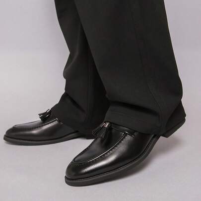 男士黑色流苏乐福鞋，时尚复古，适合商务和休闲场合，四季皆宜。