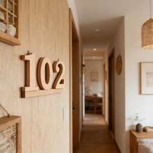 天然木色立式数字 0-9，可用作婚礼桌号牌、生日派对桌饰、新生儿30天拍摄道具，也可作房间号、门牌号、电话号码、DIY涂鸦数字牌，适用于节日桌饰、生日派对、圣诞礼物、生日倒计时等场合，尺寸为3.15英寸。 - 彩色 - 查看 10