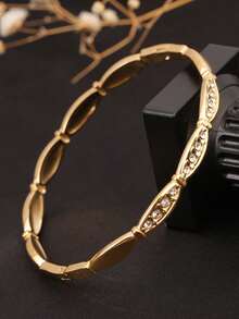 1件不锈钢几何线条水钻手镯，百搭优雅奢华风，适合女性日常佩戴和参加派对，是送给女友的理想礼物。材质经典，几何设计简约时尚，适合日常佩戴。 - 金色 - 查看 1