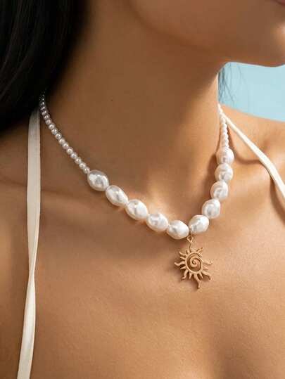 1条不规则珍珠项链，适合女性在海滩度假、旅行和约会时佩戴。