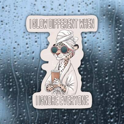 1 PIEZA "Brillo de manera diferente cuando ignoro a todos" Pegatina de vinilo impermeable con estampado de guepardo para spa, calcomanía autoadhesiva para botellas de agua, portátiles, autos, ideal para fans de personalidad atrevida