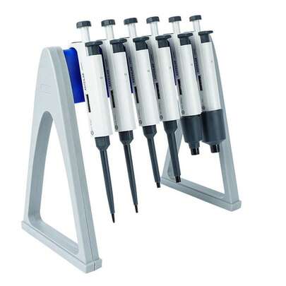 Rack organizador lineal para micropipetas de laboratorio – Fabricado en polipropileno resistente a químicos y autoclavable a 121°C, soporta 6 pipetas simultáneamente, diseño estable que evita caídas, perfecto para uso diario en hospitales, escuelas de medicina y laboratorios de investigación
