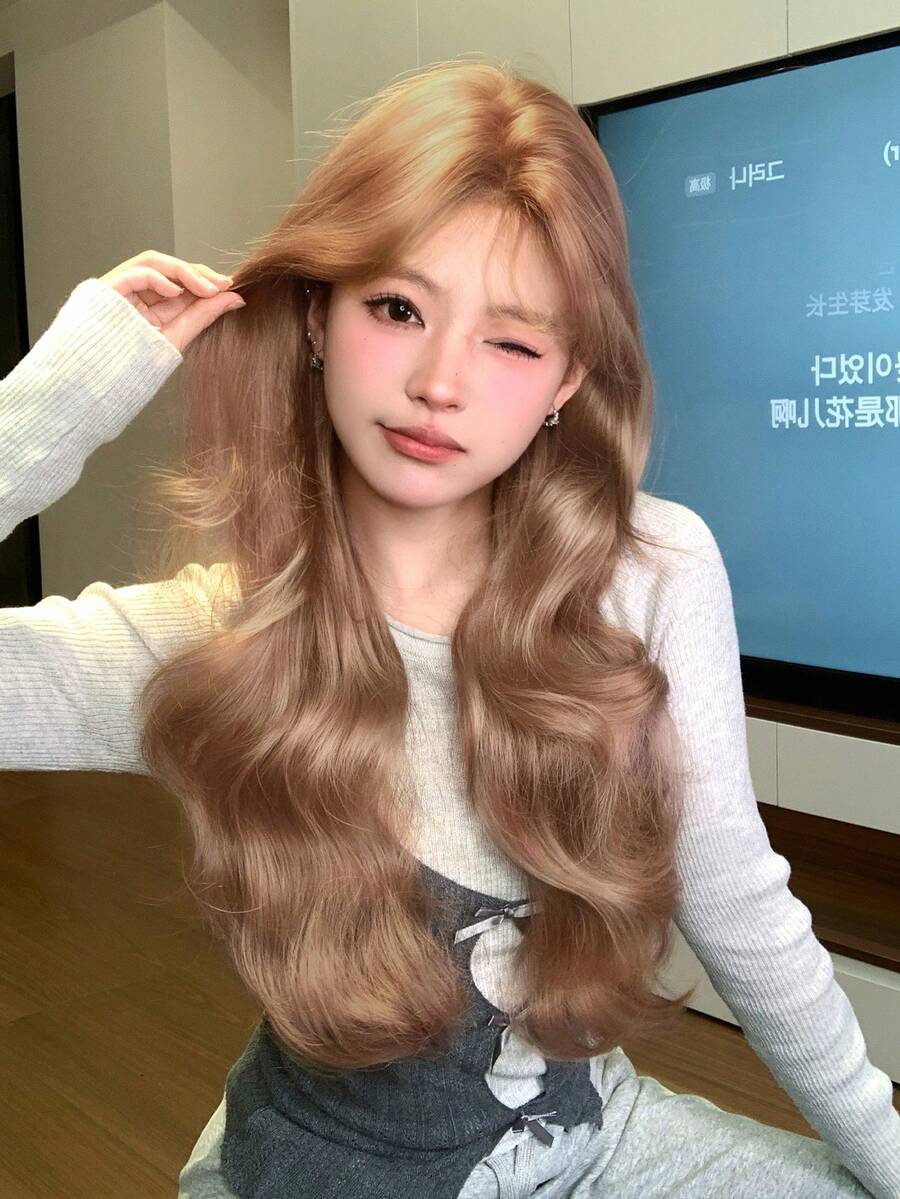 alicegarden 这款26英寸长的合成假发，拥有自然波浪卷发造型，呈现迷人的棕色。它采用耐热纤维制成，确保经久耐用。这款假发非常适合日常佩戴，外观自然逼真，宛如真发。 - 棕色 - 查看 1