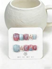 10片手工制作的椭圆形假指甲，饰以紫色渐变图案、金色镜面粉花朵纹样和蓝色猫眼效果。这些可爱的假指甲可重复使用，易于佩戴和卸除，非常适合派对、婚礼和日常佩戴。套装包含美甲工具，是送给女性和女孩的绝佳礼物。 - 彩色 - 查看 2