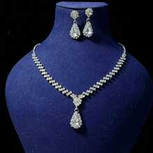 一套简约优雅的银色项链耳环首饰套装，适合晚宴、生日派对、成人婚礼等场合。 - 銀色 - 查看 3