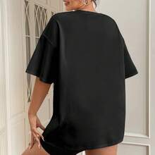 Camiseta de mujer de manga corta negra - Estilo urbano y cool - Estampado de figura con trenzas, manos tatuadas y anillos, diseño moderno y rebelde - Ropa diaria cómoda para mujer, confeccionada en suave mezcla de algodón, ideal para looks callejeros. - Negro - Ver 4