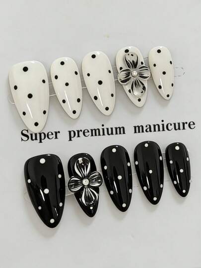 10 unhas postiças artesanais, tamanho médio, formato amêndoa. Apresentam um design clássico em contraste preto e branco, com aplicações de bolinhas grandes e pequenas e flores tridimensionais. O centro das flores é decorado com pequenos diamantes, tornando-as delicadas e atraentes. Unhas finas, elegantes e charmosas para mulheres e meninas usarem na primavera, verão, outono e inverno, em festas e no dia a dia.
