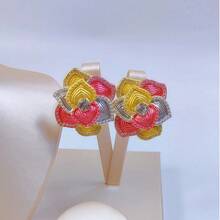 Bộ trang sức vàng 18k tinh tế với mặt dây chuyền hình hoa hồng. Phong cách Pháp đơn giản, dây chuyền ba màu tinh xảo, món quà lãng mạn hoàn hảo dành cho các cặp đôi vào ngày Valentine, kỷ niệm và những dịp đặc biệt. Bộ trang sức này là sự lựa chọn đa năng để làm quà tặng (cho phù dâu, sinh nhật) hoặc để tự phối đồ. Vẻ đẹp phổ biến và thiết kế bắt mắt khiến nó trở thành sản phẩm được ưa chuộng trên toàn thế giới, thu hút những người mua đang tìm kiếm những bộ trang sức độc đáo, dễ đeo. - Hồng - Xem 3