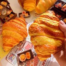 1个2026新款日式慢回弹仿真牛角面包软萌玩具，柔软可捏的食物面包模型，生日、惊喜、节日、情侣、圣诞节、游戏玩家、减压等场合的理想礼物 - 彩色 - 查看 10