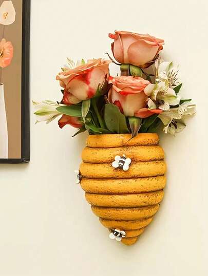 تمثال أصيص زهور على شكل خلية نحل | مثبت على الحائط، من الراتنج الطبيعي مع زخرفة نحلة ثلاثية الأبعاد، تصميم سداسي فريد، خفيف الوزن، حواف مطلية، مناسب للاستخدام الداخلي والخارجي، هدية للحدائق، ديكور المنزل، ديكور حديقة الباحة الخارجية، ديكور الزفاف، هدية رائعة للهواة الخارجيين.