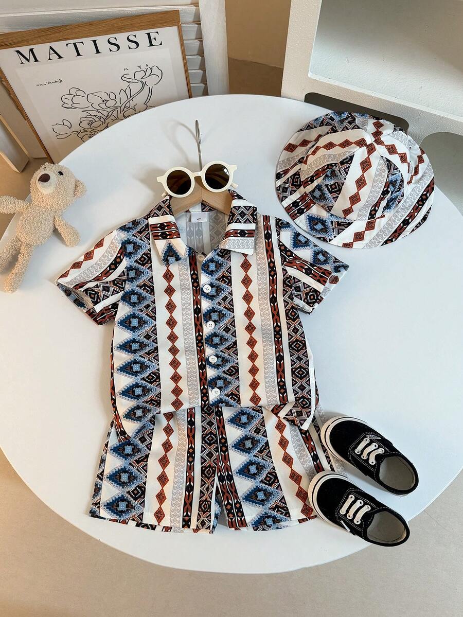 Bộ 3 món cho bé trai mùa hè, phong cách thường ngày, đi nghỉ mát, gồm áo polo cổ bẻ tay ngắn cài cúc đơn, quần short in họa tiết và mũ tai bèo, thích hợp cho mặc hàng ngày, hoạt động ngoài trời, đi biển và du lịch. - Màu Khaki - Xem 1