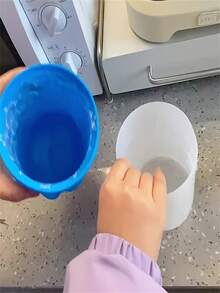 1 个大号冰桶，兼具冰模功能，带盖（二合一），节省空间；另附冰块模具和托盘；可制作冰棒模具，一次可制作 40 个冰球；适用于各种冷冻食品、饮料和鸡尾酒盛装工具。 - 查看 7