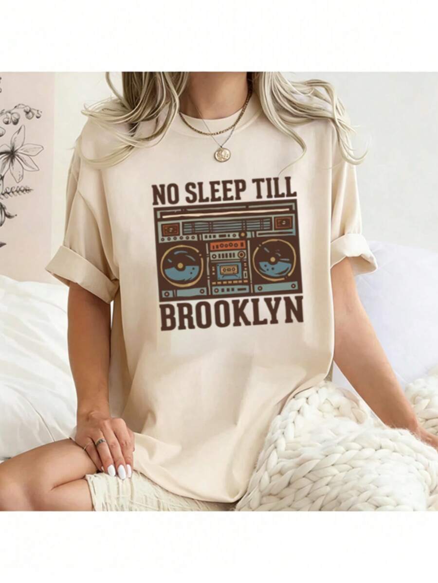 Vintage 'No Sleep Till Brooklyn' Boombox Print T-Shirt |   Retro Style Graphic Tee For Music Lovers |   Perfect For Concerts And Festivals |    Casual Wear |   Color T-Shirt - (1XL-5XL) Is Plus Size - 杏色 - 查看 1