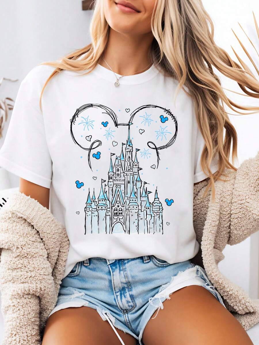 Disney-Style Women's Printed T-Shirt Featuring A Minimalist Mickey Mouse Cartoon Print With An Illustration Of Disney's Magical Castle. This Round-Neck Summer Top Is Crafted From Soft, Comfortable 100% Cotton Fabric, Perfect For Everyday Wear, Outdoor Activities, Or Shopping. It Also Makes An Ideal Choice For Women's Vacation Wear. - 白色 - 查看 1