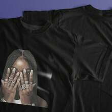 Camiseta de mujer de manga corta negra - Estilo urbano y cool - Estampado de figura con trenzas, manos tatuadas y anillos, diseño moderno y rebelde - Ropa diaria cómoda para mujer, confeccionada en suave mezcla de algodón, ideal para looks callejeros. - Negro - Ver 7