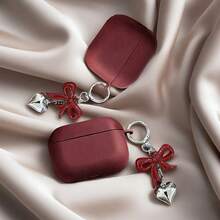 Ốp lưng bảo vệ màu đỏ tía mờ với họa tiết trái tim bạc, được thiết kế tương thích với Apple, giúp bảo vệ khỏi trầy xước và va đập. - Màu Đỏ Sâu - Xem 1