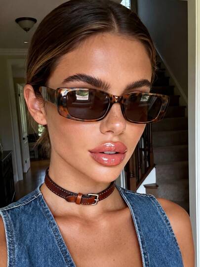 一副男女通用的时尚太阳镜，简约百搭，适合夏季海滩、户外活动、商务休闲场合，也是返校季的理想之选。长方形豹纹和玳瑁纹图案。