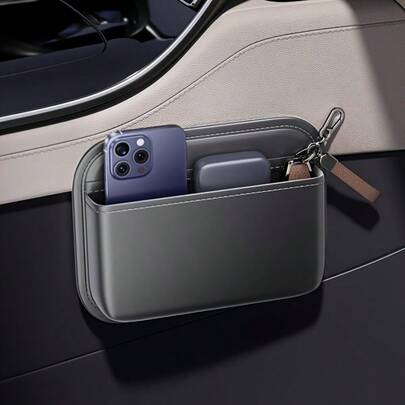 Hộp đựng đồ đa năng cho ô tô, phù hợp với bảng điều khiển bên lái, được làm bằng da giả chống thấm nước dễ bảo quản, có thể đựng điện thoại, chìa khóa, thẻ và các vật dụng khác cũng như các phụ kiện ô tô thông dụng. Hộp đựng đồ đa năng di động này cũng có thể được sử dụng như một thùng rác, được thiết kế với cấu trúc có thể gập lại để lắp đặt trên cửa xe hoặc ghế sau, được trang bị hệ thống thoát nước treo bằng da giả.