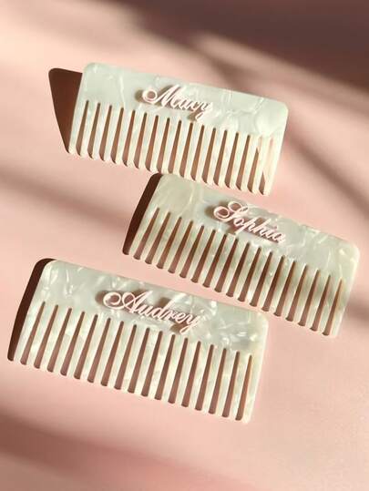 Món quà hoàn hảo cho Ngày của Mẹ là chiếc lược cài tóc bằng sợi acetate thanh lịch, kiểu dáng cổ điển, được thiết kế riêng cho phái nữ. Bạn có thể khắc tên bằng acrylic lên các sợi lông lược. Chiếc lược nhựa cỡ trung bình này phù hợp với kiểu tóc hàng ngày và là món quà ý nghĩa dành tặng cô dâu, phù dâu hoặc các bà mẹ.