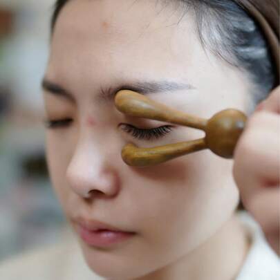 Máy mát-xa tai thỏ nhỏ nhắn, dụng cụ mát-xa mặt và tay mini kèm lược, món quà sáng tạo dành cho phụ nữ.