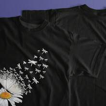 Camiseta de mujer de manga corta negra - Estilo bohemio y delicado - Estampado de margarita con mariposa que se transforma en libélulas, diseño etéreo y elegante - Ropa diaria cómoda para mujer, confeccionada en suave mezcla de algodón, ideal para trabajo y looks cotidianos. - Negro - Ver 7