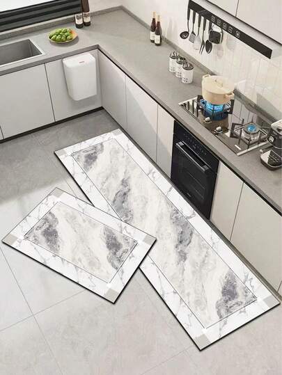 1 قطعة حصيرة أرضية مطبخ من جل السيليكا، تتميز بلون أبيض فاتح كقاعدة مع ملمس رخام بطريقة الحبر المغسول، بقع حبر رمادية متدرجة وتشققات طبيعية، تصميم حافة ثنائي الطبقة مع طبقة خارجية بنمط رخام متطابق وطبقة داخلية برسم خط رمادي فضي ناعم، مزينة بزخارف مربعة رمادية فاتحة في الأركان الأربعة، لتقديم مظهر فاخر وأنيق منعش.